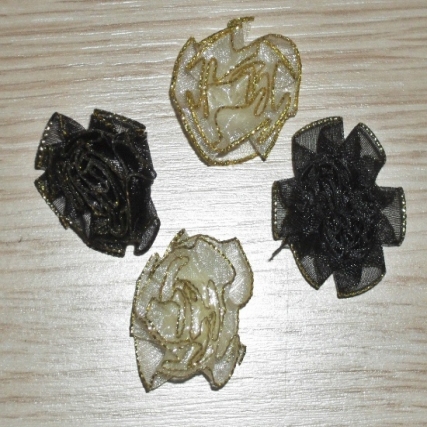 Flor organza chica c/dorado x 50 unid